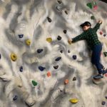 Gli studenti della Rossall Summer School durante un'arrampicata