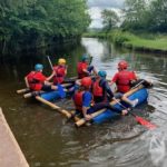 Gli studenti della Rossall Summer School costruiscono una zattera