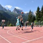 I ragazzi degli Oxford International Piani di Luzza giocano a basket