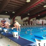 I ragazzi degli Oxford International Piani di Luzza in piscina