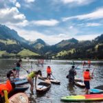 Gli studenti della friLingue Schwarzsee Summer Camp vanno sul stand-up paddleboard