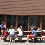 Gli studenti della friLingue Schwarzsee Summer Camp fanno lezione all'aperto