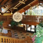 L'atrio dell'edificio del campus degli Oxford International Camps nei Piani di Luzza - Dolomiti