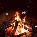 Gli studenti della friLingue Schwarzsee Summer Camp fanno un falò