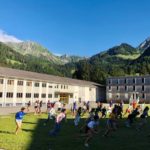 Gli studenti della friLingue Schwarzsee Summer Camp fanno attività nel campus