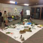 Gli studenti della friLingue Schwarzsee Summer Camp durante una sessione di artigianato