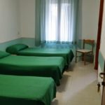 Una camera da letto del campus della Oxford International nei Piani di Luzza