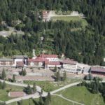 La vista aerea del campus degli Oxford International Camps nei Piani di Luzza - Dolomiti