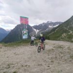 Gli studenti della friLingue St. Bernard Summer Camp in mountain bike