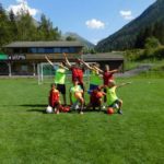 Gli studenti della friLingue St. Bernard Summer Camp giocano a calcio