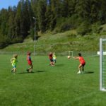 Gli studenti della friLingue St. Bernard Summer Camp giocano a calcio
