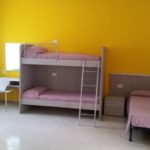 Una camera da letto del campus della Oxford International nei Piani di Luzza