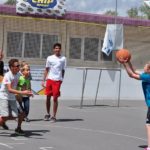 friLingue Estavayer Summer Camp campers play basketball