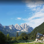 Vista sul campo di calcio del campus degli Oxford International Camps nei Piani di Luzza - Dolomiti