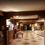 L'interno dell'edificio del campus degli Oxford International Camps nei Piani di Luzza - Dolomiti