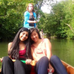 Gli studenti della Oxford International Study Centre durante un'esperienza di punting sul fiume