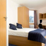 Una camera da letto del St. Ebbes Student Residence