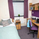 Una camera da letto del St. Ebbes Student Residence