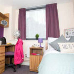 Una camera da letto del St. Ebbes Student Residence