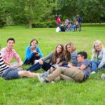 Gli studenti della Oxford International Study Centre mentre si rilassano in un parco