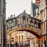 Gli studenti della Oxford International Study Centre durante un tour a piedi di Oxford