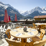 La terrazza dello chalet di proprietà della CERAN Svizzera apparecchiata per un pasto