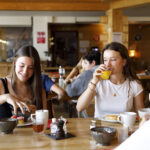 Gli studenti della CERAN Svizzera fanno colazione nello chalet della scuola