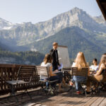 Gli studenti della CERAN Svizzera svolgono le lezioni di Inglese o Francese sulla terrazza dello chalet della scuola