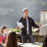 Gli studenti della CERAN Svizzera svolgono le lezioni di Inglese o Francese sulla terrazza dello chalet della scuola