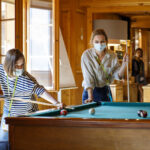 Gli studenti della CERAN Juniors Svizzera giocano a biliardo