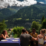 Gli studenti della ENSR pranzono sulla terrazza dell'Hotel Suisse