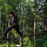 Gli studenti della ENSR durante una lezione di fune