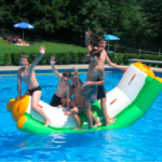 Gli studenti della ENSR nella piscina all'aperto