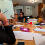 Gli studenti della ENSR durante le lezioni in piccoli gruppi