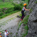 Gli studenti della ENSR durante una sessione di arrampicata