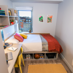 Una camera da letto dell'Heyday Residence City