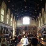 Gli studenti di Kingsway nella sala da pranzo del Christchurch College, università di Oxford, meglio conosciuta come la "sala grande di Harry Potter"
