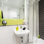 Un bagno del Residence Binary Hub