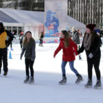 Studenti della FLS International New York che pattinano sul ghiaccio