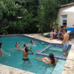 Gli studenti della TLA ad una festa in piscina in una famiglia ospitante