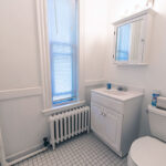 Il bagno del residence per studenti Poppet Hall della NESE di Boston  