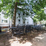 Il tavolo all'aperto del residence per studenti Poppet Hall della NESE di Boston 