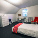 Una camera singola del residence per studenti Poppet Hall della NESE di Boston  