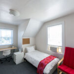 Una camera singola del residence per studenti Poppet Hall della NESE di Boston  